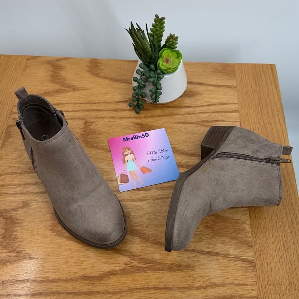 CARLOS by Carlos Santana Brie Doe block heel ankle booties 6